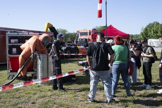 Katastrophenschutz-Aktionstag in Neuenburg: Wenn der Rettungshund in die Luft geht