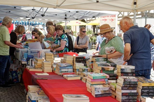 Sonnenschein, Lesestoff und Raritten – Tausende flanieren  auf dem Bchermarkt in Endingen