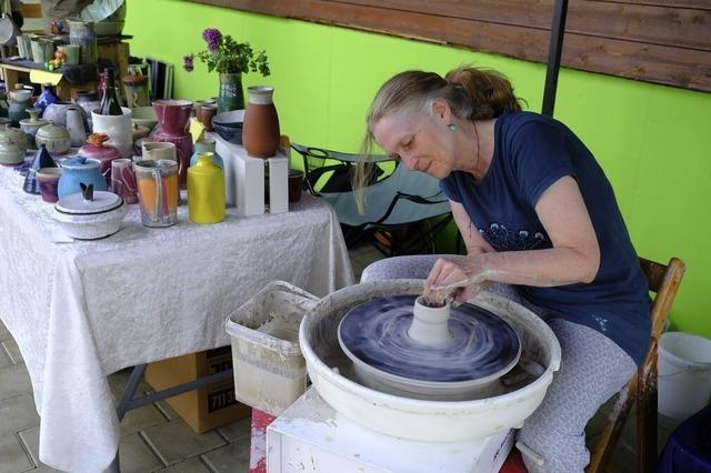 Wein, Musik und Handarbeit