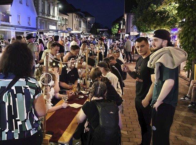 &#8222;s&#8217;fescht&#8220;: Leuchten...r spten Stunde auf der Breisgaumeile   | Foto: Werner Schnabl