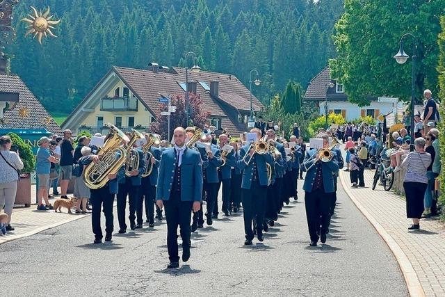 Ein groer Umzug rundet das Jubilum des Musikvereins Waldau ab
