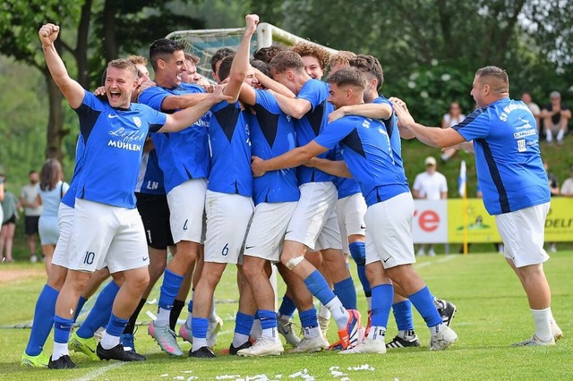 Blau-weiße Freude: Die Spieler des SV ...terschaft und den Landesliga-Aufstieg. | Foto: Achim Keller Blau-weiße Freude: Die Spieler des SV ...terschaft und den Landesliga-Aufstieg. | Foto: Achim Keller