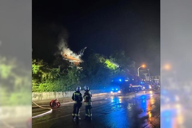 Blitzeinschlag in Lörrach: Feuerwehr löscht Dachstuhlbrand in Stetten