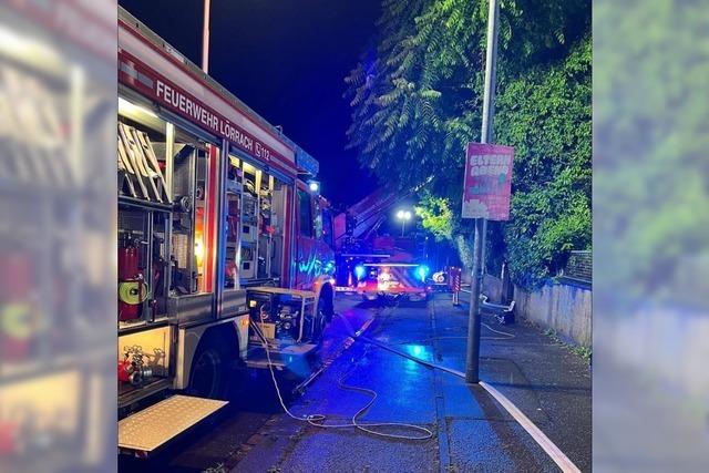 Blitzeinschlag in Lörrach: Feuerwehr löscht Dachstuhlbrand in Stetten