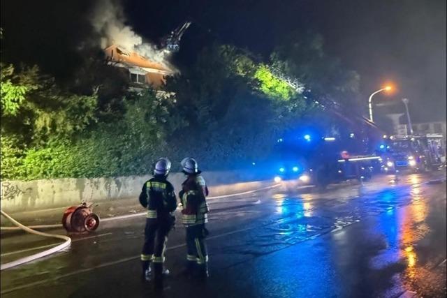 Blitzeinschlag in Lörrach: Feuerwehr löscht Dachstuhlbrand in Stetten