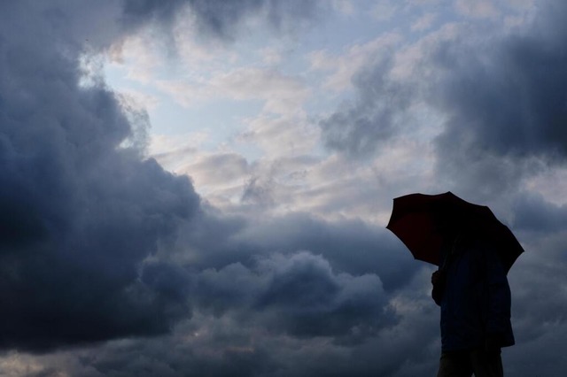 Der Regenschirm ist ein brauchbares Utensil dieser Tage. | Foto: Martin Gerten (dpa) Der Regenschirm ist ein brauchbares Utensil dieser Tage. | Foto: Martin Gerten (dpa)