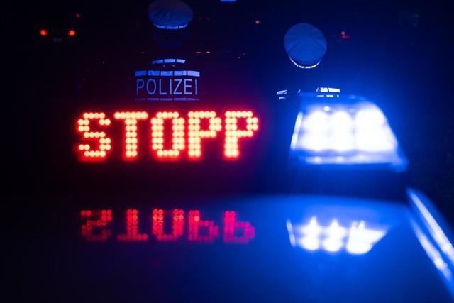 Autofahrerin schleift Polizisten mit – der schiet in Reifen
