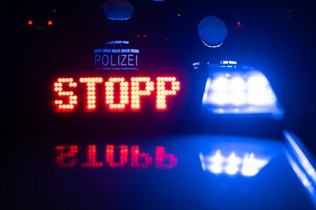 Das "Stopp" hat die Frau ignoriert. | Foto: Marijan Murat (dpa) Das "Stopp" hat die Frau ignoriert. | Foto: Marijan Murat (dpa)