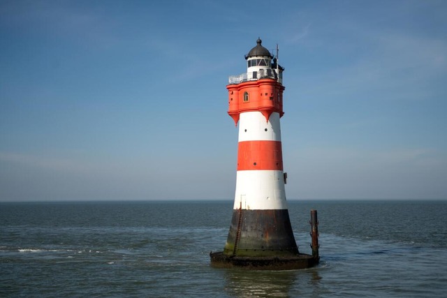 Bekannt und marode: Der Leuchtturm &quot;Roter Sand&quot; soll umziehen.  | Foto: Sina Schuldt (dpa)