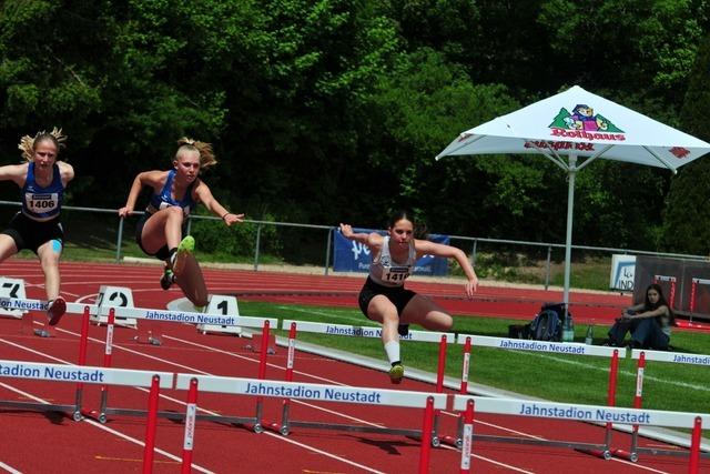 Titel für Valentina Kietruschat und das Mädchenteamteam der LG Baar bei der badischen Meisterschaft