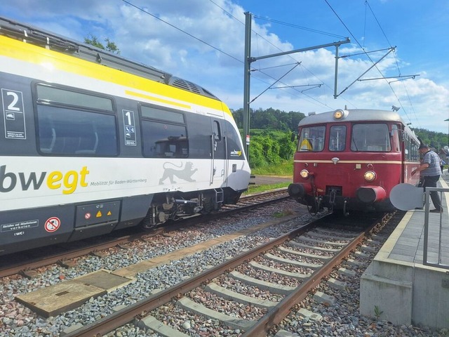 Links die Breisgau-S-Bahn, rechts ihr ...Museumszug „Rebenbummler“) | Foto: Dirk Sattelberger Links die Breisgau-S-Bahn, rechts ihr ...Museumszug „Rebenbummler“) | Foto: Dirk Sattelberger