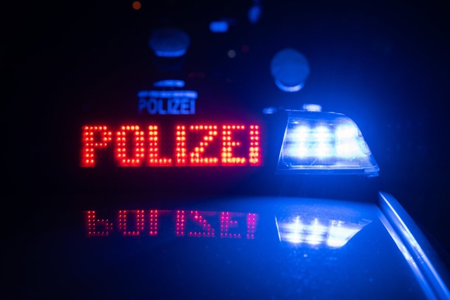 Ein riskantes Überholmanover führt zu einem Unfall mit drei leicht verletzten. | Foto: Marijan Murat (dpa) Ein riskantes Überholmanover führt zu einem Unfall mit drei leicht verletzten. | Foto: Marijan Murat (dpa)