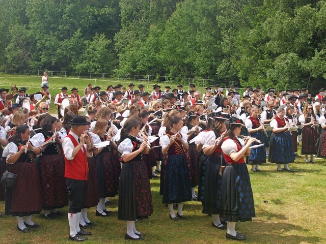 Der Sonntag auf dem Waldsportplatz in ...em imposanten Chor der Bezirksvereine.  | Foto: Karin Stckl-Steinebrunner