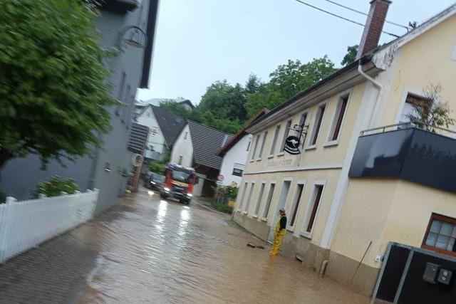 Schweres Unwetter bei Kenzingen und Herbolzheim flutet Straßen und Keller