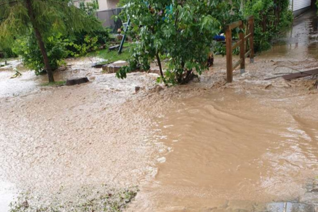 Schweres Unwetter bei Kenzingen und Herbolzheim flutet Straßen und Keller