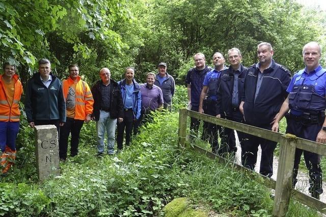 Deutsche und Schweizer Fachleute inspizieren im Kreis Waldshut Grenzsteine