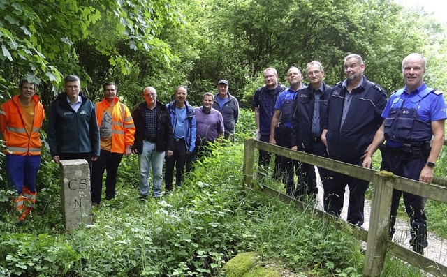 Deutsche und Schweizer kontrollieren g...at Martin Kistler (Zweiter von links). | Foto: Landratsamt Waldshut Deutsche und Schweizer kontrollieren g...at Martin Kistler (Zweiter von links). | Foto: Landratsamt Waldshut