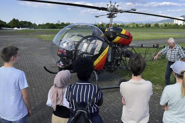Studierende erkunden Helikopter und Co.
