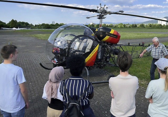 Christian Haiml  stellte den Studieren...historischen Hubschrauber Bell 47 vor.  | Foto: Michael Joachim