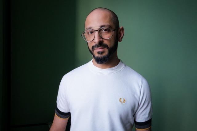 Der Schriftsteller Behzad Karim Khani ist derzeit wegen zwei Veröffentlichungen im Gespräch