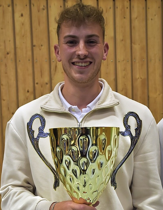 Sebastian Gerber mit Pokal  | Foto: Roland Vitt