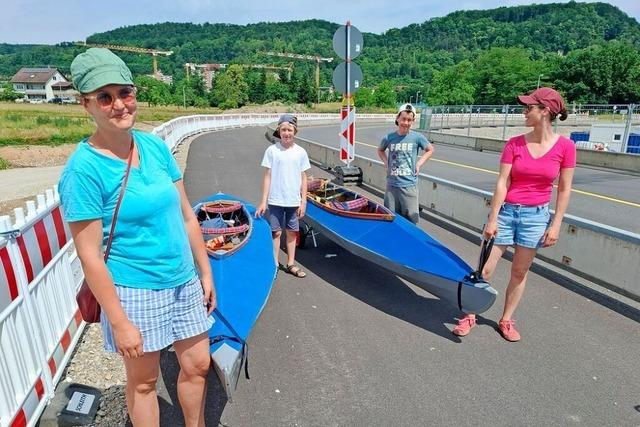 Kanuten mssen in Grenzach-Wyhlen ihre Boote weit tragen, um ans Wasser zu kommen