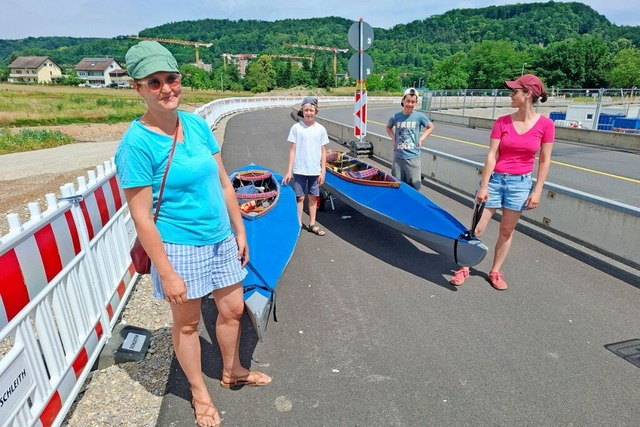 Paddelbootfahrerinnen mit Kindern zu F...gsstraße am Wasserkraftwerk in Wyhlen. | Foto: Heinz und Monika Vollmar Paddelbootfahrerinnen mit Kindern zu F...gsstraße am Wasserkraftwerk in Wyhlen. | Foto: Heinz und Monika Vollmar
