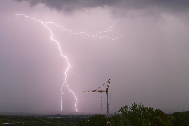 Örtliche Gewitter sind im Südwesten in den nächsten Tagen weiter möglich. | Foto: Julian Stratenschulte (dpa) Örtliche Gewitter sind im Südwesten in den nächsten Tagen weiter möglich. | Foto: Julian Stratenschulte (dpa)