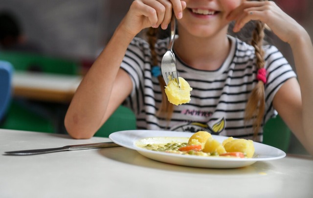 Das Essen an Lahrer Schulen soll teurer werden. | Foto: Jens Kalaene (dpa) Das Essen an Lahrer Schulen soll teurer werden. | Foto: Jens Kalaene (dpa)