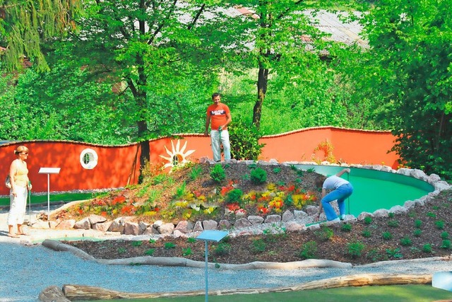 &quot;Bahnen bitte betreten&quot;, lau...ure Mini.Golf.Park in Oberharmersbach.  | Foto: Silvia Echle (Adventure Mini.Golf.Park)