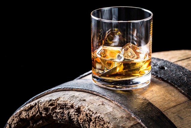 Whisky wird wieder auf der Strecke der Kandertalbahn bei einer Probe offeriert. | Foto: shaiith (stock.adobe.com) Whisky wird wieder auf der Strecke der Kandertalbahn bei einer Probe offeriert. | Foto: shaiith (stock.adobe.com)