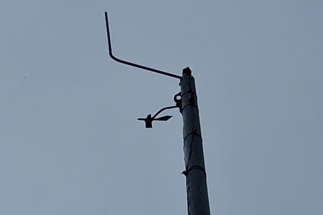 Wind- und Regenmessser sind zersplitte... Sonnenscheinschreiber total zerstört. | Foto: Helmut Kohler Wind- und Regenmessser sind zersplitte... Sonnenscheinschreiber total zerstört. | Foto: Helmut Kohler