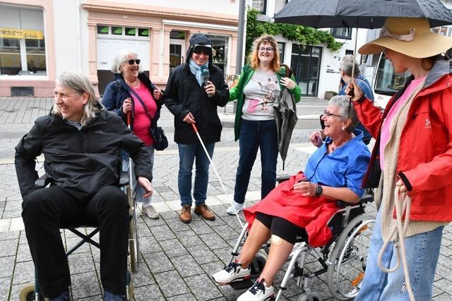 Für einen Spaziergang lang schlüpten Lörracher Politiker in die Haut von Menschen mit Behinderung