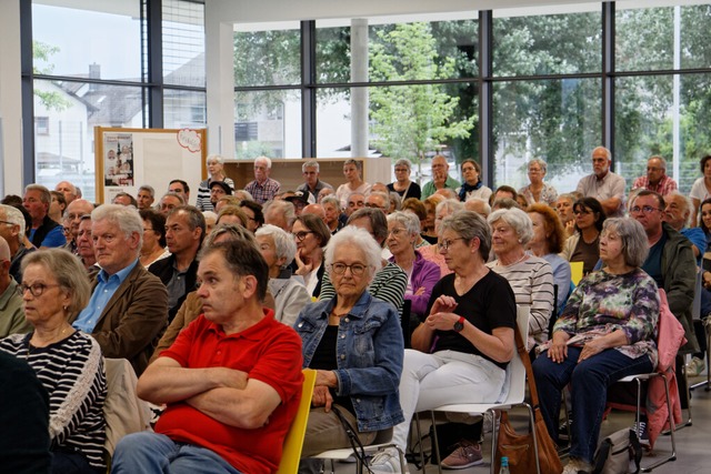Groß war das Interesse am Infoabend zu...ius in der Aula der Emil-Dörle-Schule. | Foto: Ruth Seitz Groß war das Interesse am Infoabend zu...ius in der Aula der Emil-Dörle-Schule. | Foto: Ruth Seitz
