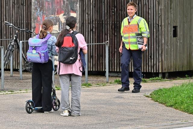 Freiburger Polizei gibt Kindern und Eltern vor der Schule Tipps zur Verkehrssicherheit