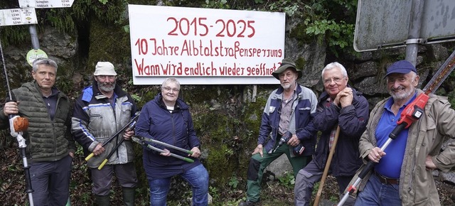Brachten ein neues Schild an der gespe...gele, Karl Kaiser und Bernhard Huber.   | Foto: Peter Schtz
