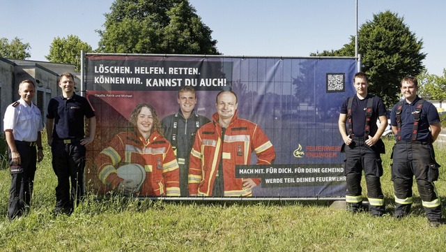 Mit Fotos aktiver Feuerwehrfrauen und ...inde wirbt die Feuerwehr im Landkreis.  | Foto: Ruth Seitz