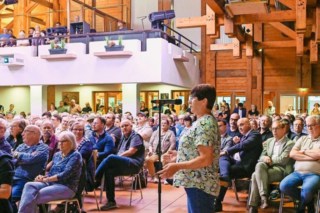 Beim Infoabend in Seelbach wurden viel...en waren die Menschen nicht zufrieden. | Foto: Endrik Baublies Beim Infoabend in Seelbach wurden viel...en waren die Menschen nicht zufrieden. | Foto: Endrik Baublies