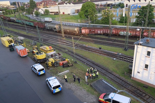 Der Bahnverkehr ist wegen des entgleisten Güterzugs unterbrochen. | Foto: Förster (dpa) Der Bahnverkehr ist wegen des entgleisten Güterzugs unterbrochen. | Foto: Förster (dpa)