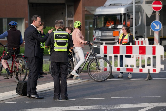 Tausende Menschen mssen ihre Wohnungen verlassen.  | Foto: Henning Kaiser (dpa)