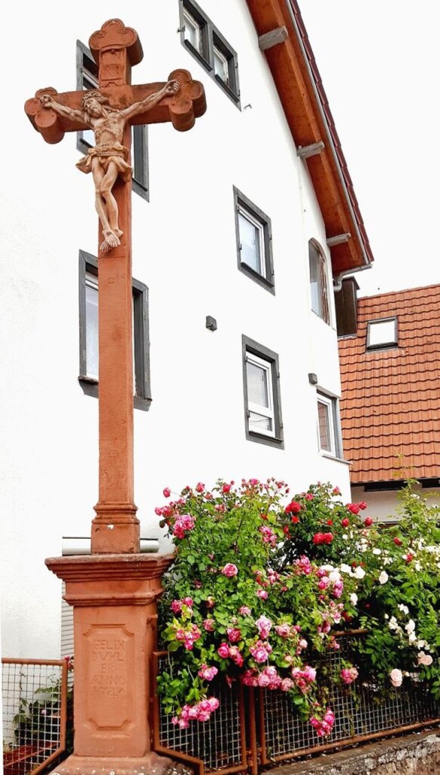 Das 1745 vom Nordweiler Felix Buxler g...s Kirchberges musste gesichert werden. | Foto: Reiner Merz Das 1745 vom Nordweiler Felix Buxler g...s Kirchberges musste gesichert werden. | Foto: Reiner Merz