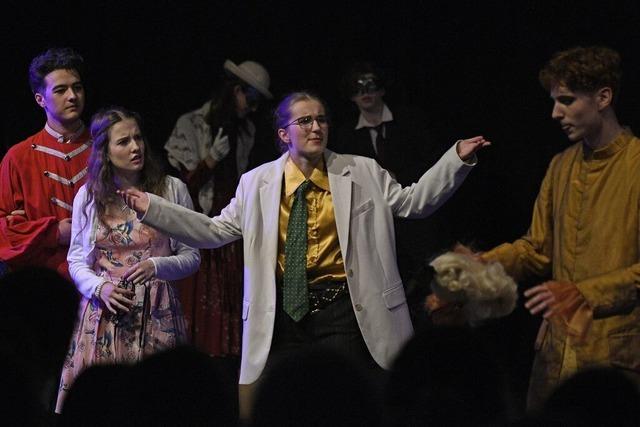 Das Mittel- und Oberstufentheater am Scheffel-Gymnasium Lahr begeistert mit "Viel Lärm um nichts"