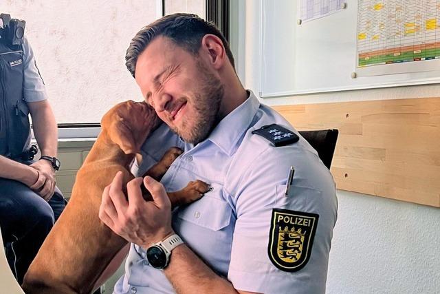 Wie die Freiburger Polizei ein Hundebaby vom Tankstellen-Parkplatz gerettet – und quasi adoptiert hat