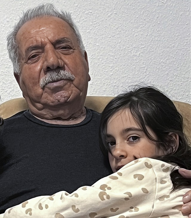 Ece mit ihrem Opa Mehmet Erdem  | Foto: Sevim Kahraman