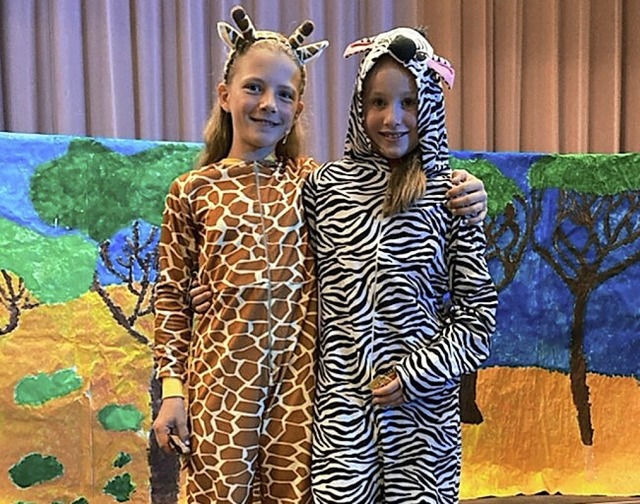 Elisa van Gompel und ihre Freundin bei der Musicalauffhrung  | Foto: Privat