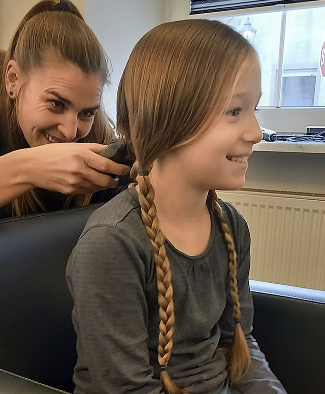 Friseurin Myriam Wehrle-Scherzinger se...r am ersten Zopf von Philine Ziser an. | Foto: Lisa Ziser Friseurin Myriam Wehrle-Scherzinger se...r am ersten Zopf von Philine Ziser an. | Foto: Lisa Ziser