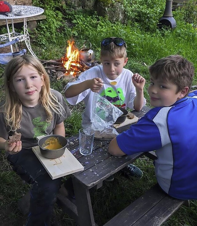 Vor der Nacht im Heubett gab es Lagerfeuer und Suppe. | Foto: privat Vor der Nacht im Heubett gab es Lagerfeuer und Suppe. | Foto: privat