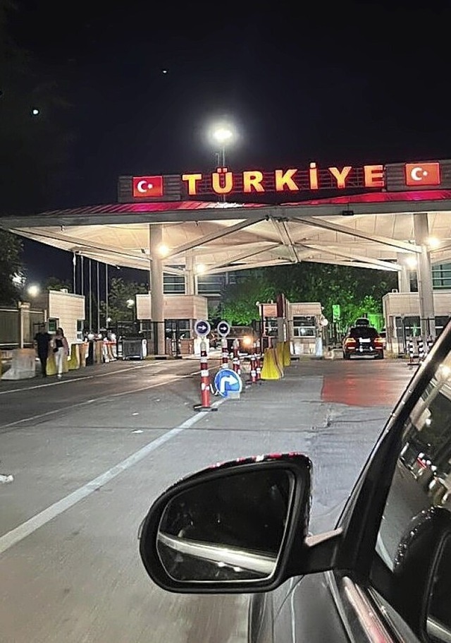 Endlich da: die Grenze zur Türkei | Foto: Emel Simsik Endlich da: die Grenze zur Türkei | Foto: Emel Simsik
