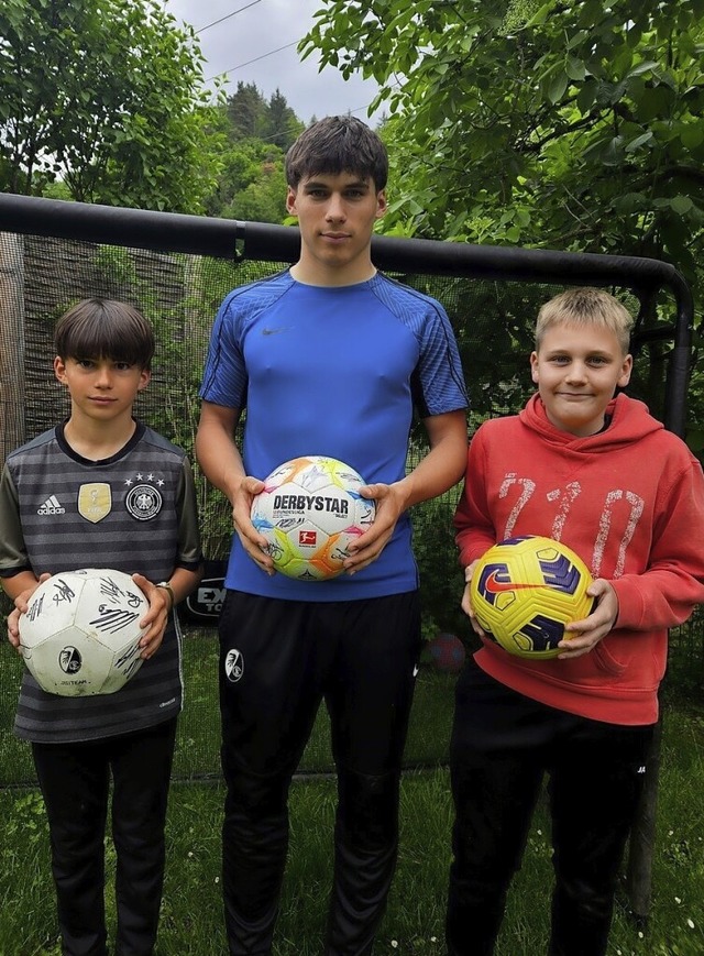 Liam Boss und Hendrik Neumann mit Nachwuchsspieler Yanik Boos.  | Foto: Sandra Boos