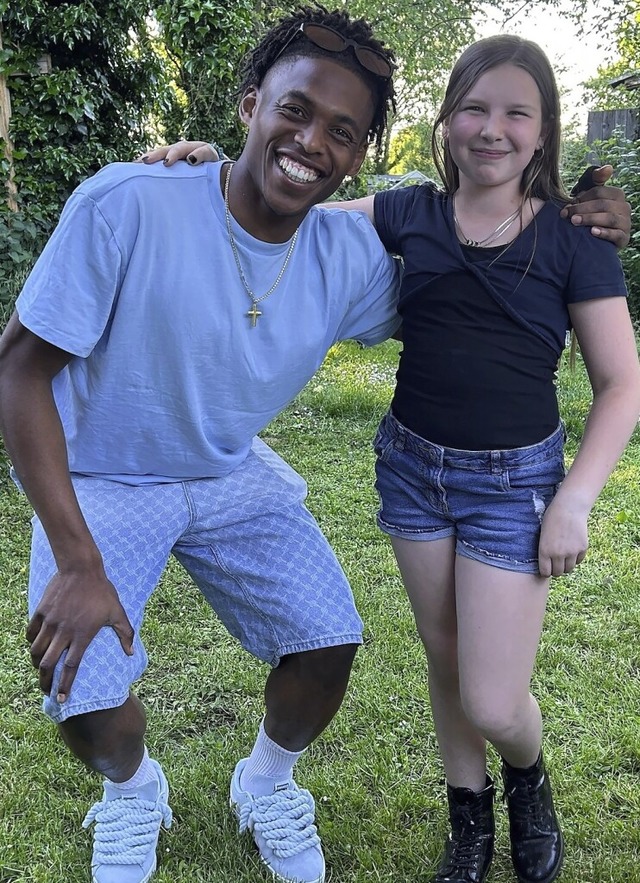 Emilia Schneider mit Junior Amadau   | Foto: privat